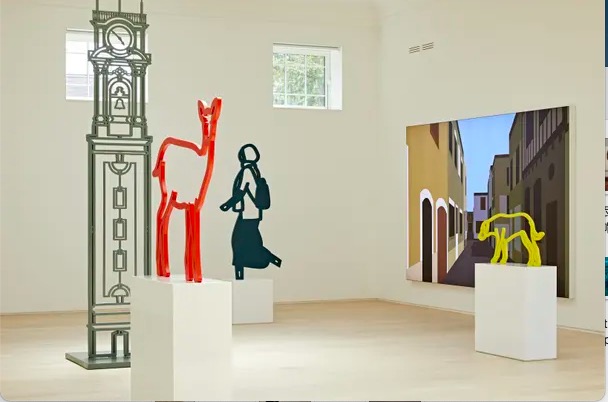为与建筑有关,艺术家将葡萄牙中世纪塔楼、狗狗、小鹿等元素引入展览。