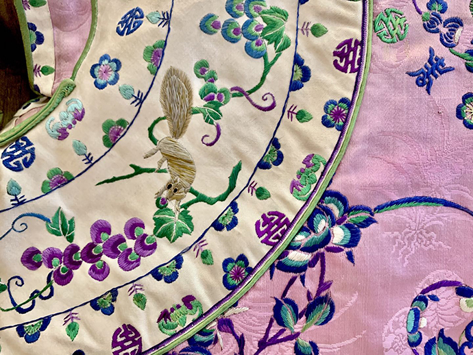 清光绪年间 粉红色暗花缎绣花蝶团瑞禽纹袄 绣着松鼠的云肩