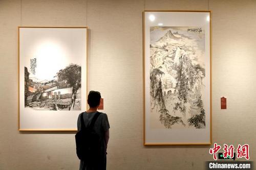 中国侨网图为民众参观展览。　吕明　摄