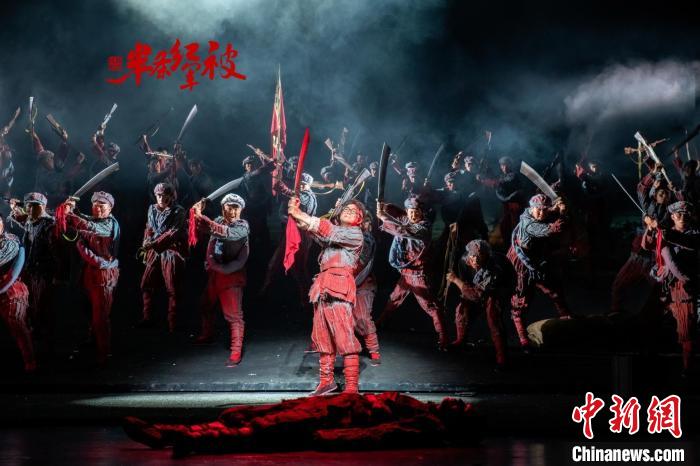 《半条红军被》由长沙歌舞剧院和长沙交响乐团创作演出。　广州市文化广电旅游局 供图
