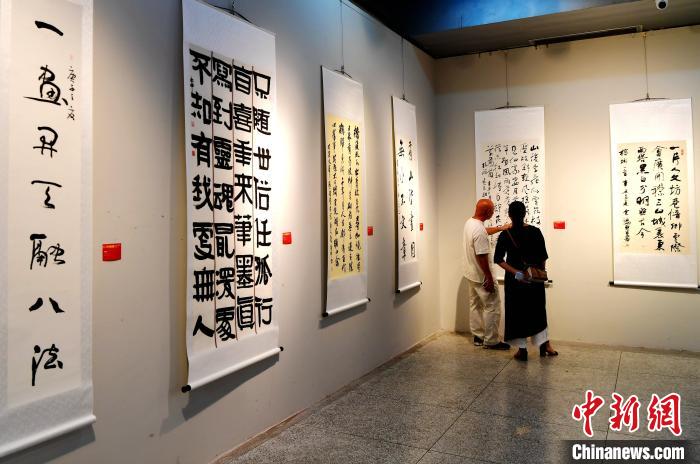 图为现场共展出了来自世界44个国家的华人书画艺术家创作的100多幅书画作品。　张斌 摄