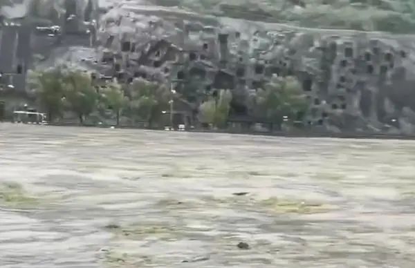 龙门石窟景区水位溢出河道 图源:东方今报