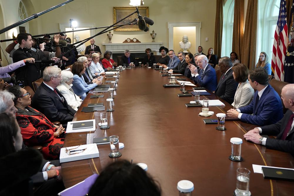 当地时间7月20日，拜登及其内阁官员在白宫西翼会议室举行会议。