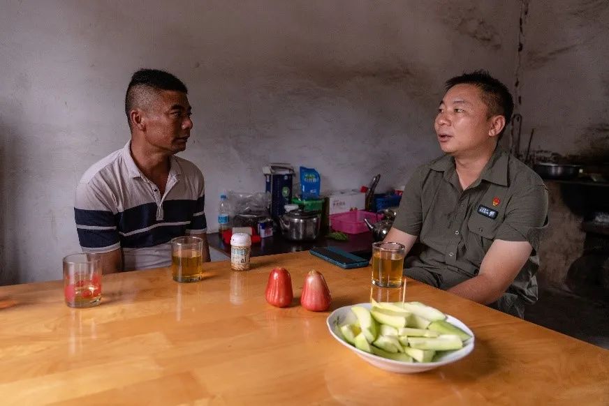 王斌在勐养保护区内的空格六队探访当地村民