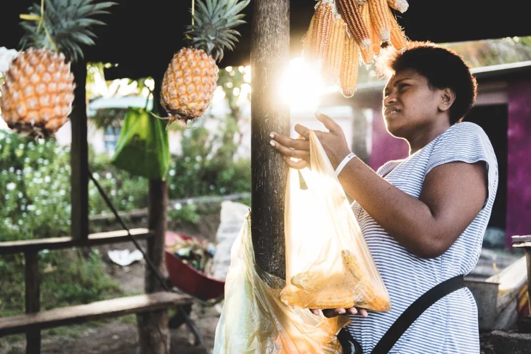 △斐济人晾晒菠萝和玉米/ unsplash