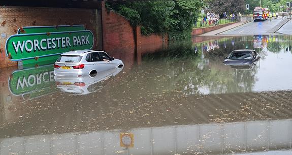 英国伦敦大雨导致街道严重积水