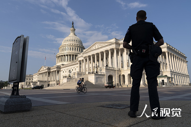 当地时间2021年7月27日，美国华盛顿特区，国会山大厦外警察站岗。 人民视觉 图