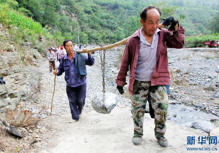 河南博爱：灾后积极自救 打通出村道路