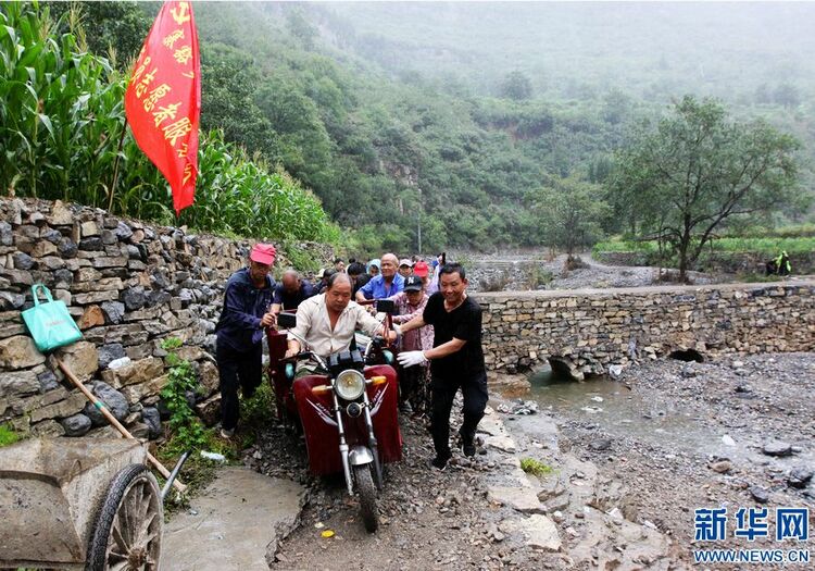 河南博爱：灾后积极自救 打通出村道路