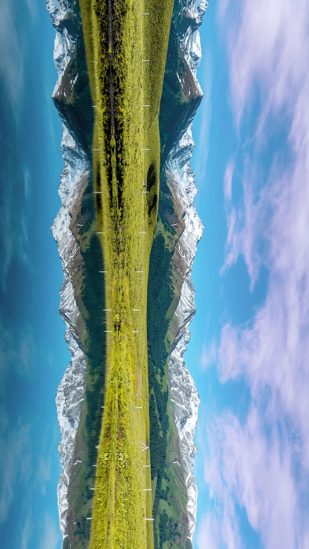 ▲ 那拉提山下的草原，倒映在深蓝的湖水之中。摄影/万瑞