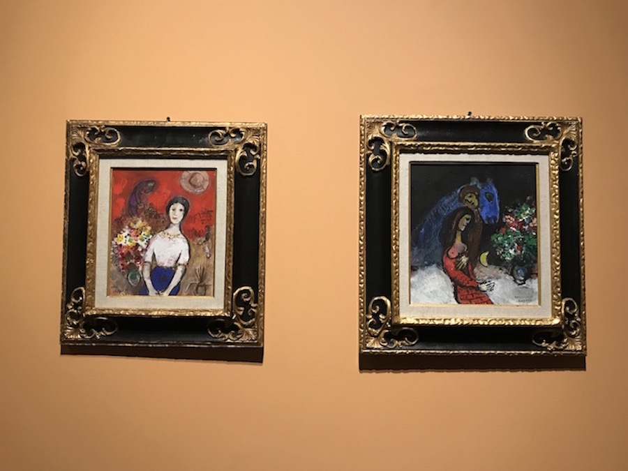 展厅现场，夏加尔《瓦瓦的画像》《恋人与蓝驴》