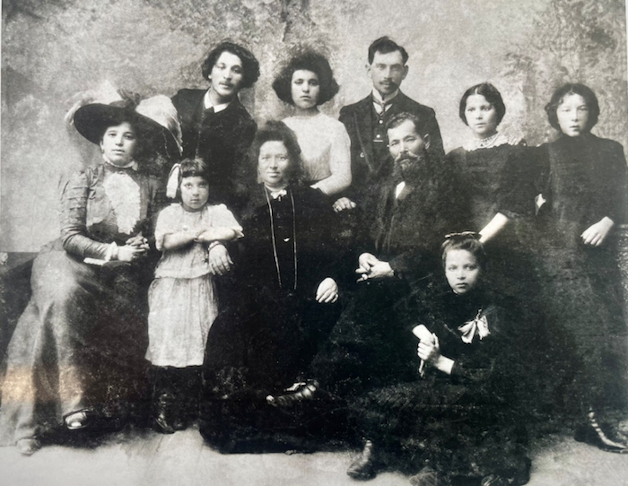 马克·夏加尔一家在维捷布斯克的合影，1907-1910  （后排左一为马克·夏加尔）