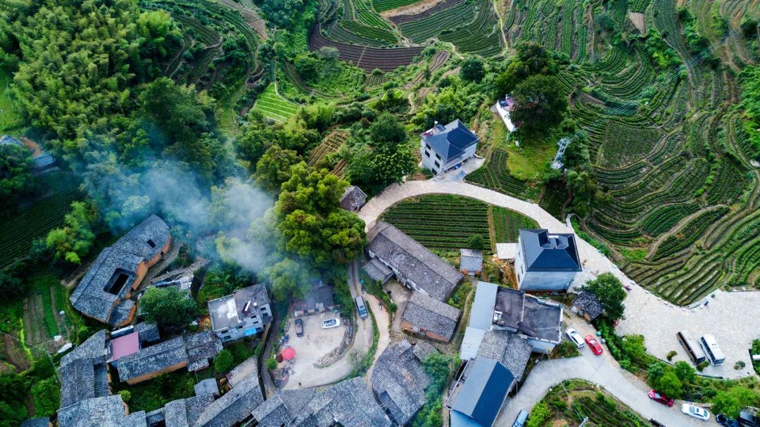浙江山里，他们用150000块石头重建古村，神仙都想来隐居
