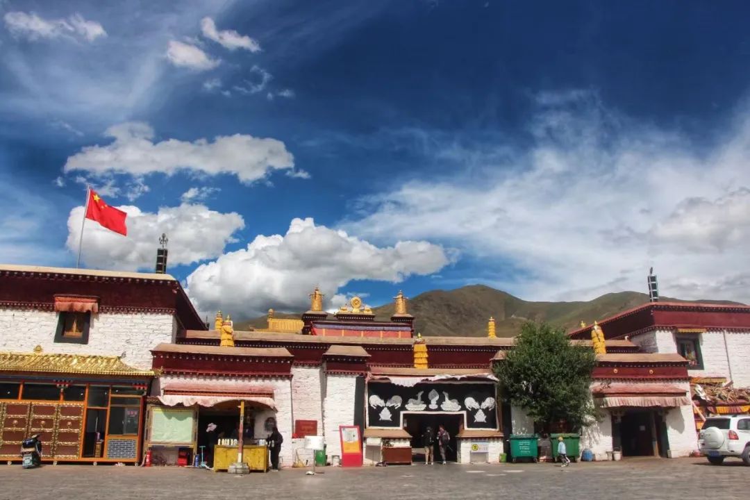 △西藏第一座佛堂——昌珠寺 / 老艺术家摄