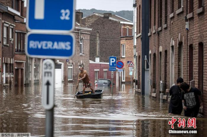 比利时列日省昂格勒，一名男子在洪水过后沿着居民区划船前行。在比利时，负责整合协调救援行动的国家危机中心指出，死亡人数已攀升至27人，103人仍“失踪或失联”。