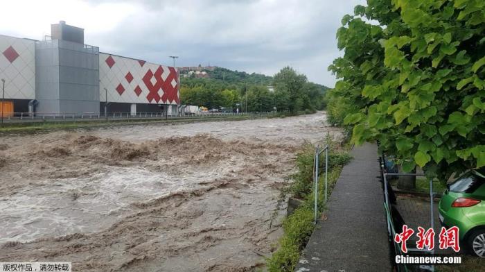 当地时间7月27日，在意大利科莫湖附近的Cernobio，一条大雨后被洪水淹没的街道。