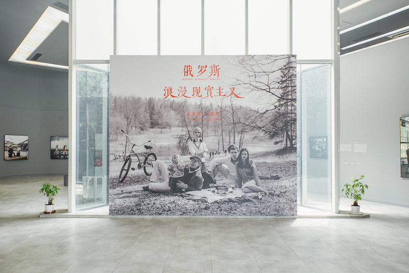 上海摄影艺术中心展厅现场，摄影师瓦莱里·卡苏巴（Valery Katsuba）个展“俄罗斯浪漫现实主义”