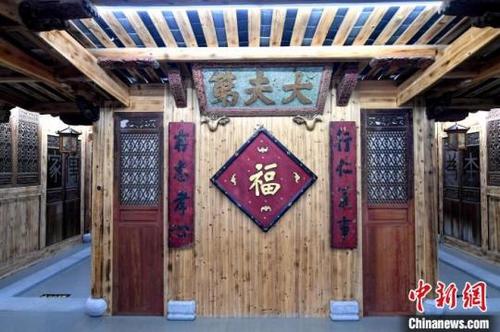中国侨网抬步走进福建省福州市永泰县博物馆永阳风情馆,用复古庄寨构件营造出的“古代厅堂”,仿若穿越时。 吕明 摄