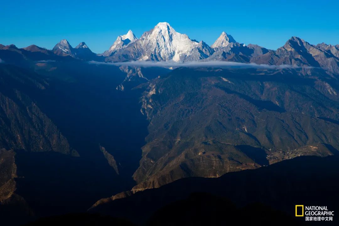 木里自治县海拔最高点，海拔5958米的夏诺多吉雪山，藏语意为金刚手菩萨，位于木里县水洛乡境内。
