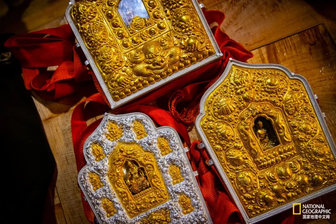 水洛乡藏族男子的配饰，纯金银打造