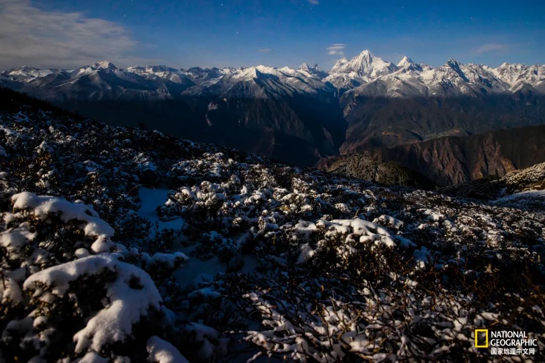 月光下的玛娜茶金和三怙主雪山