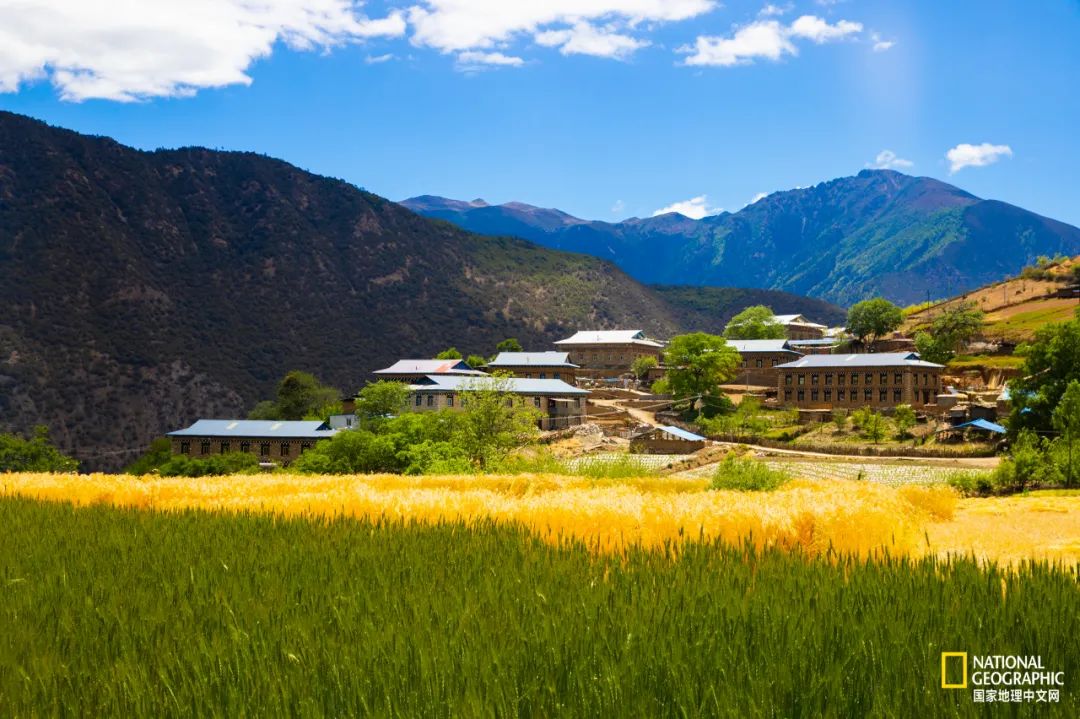 木里藏族自治县水洛乡香格里拉村