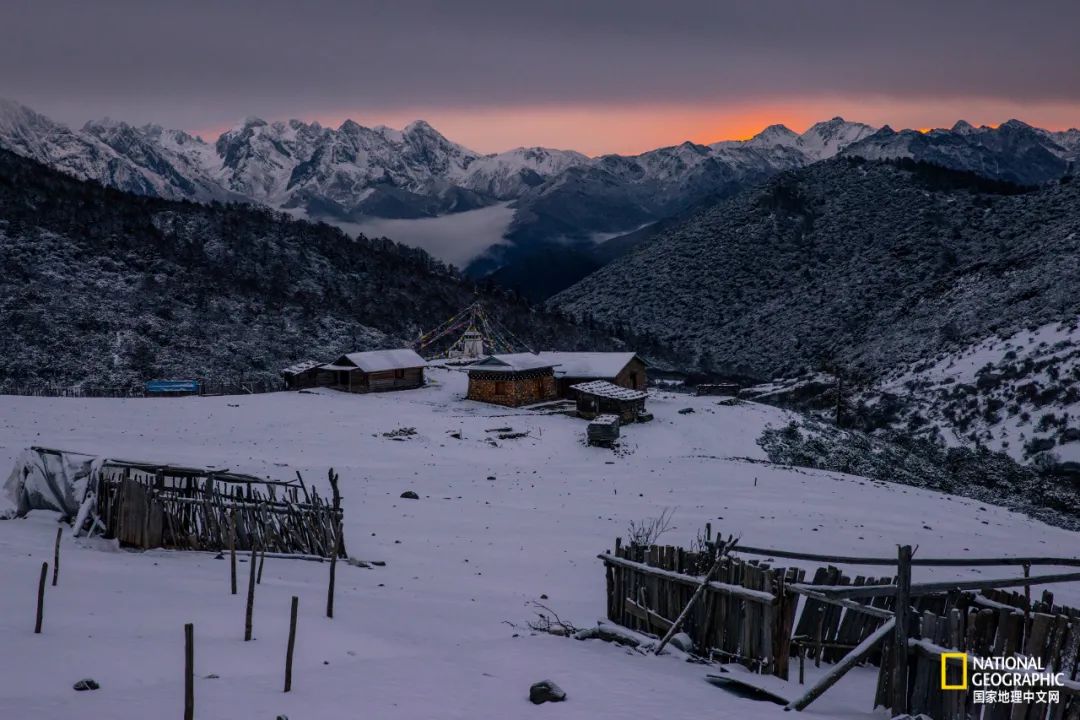 覆雪的木里县固增乡陇撒牧场