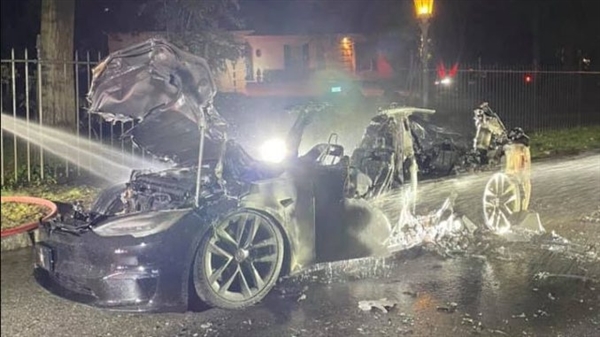 特斯拉Model S Plaid全球首着 100万当场烧没！亿万富豪死里逃生