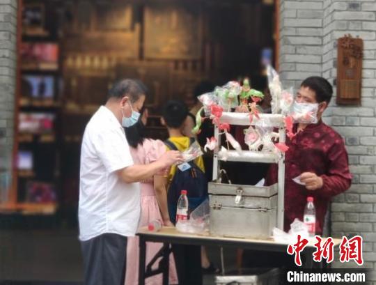 中国侨网浙江瑞安“吹糖人” 周凯雯供图