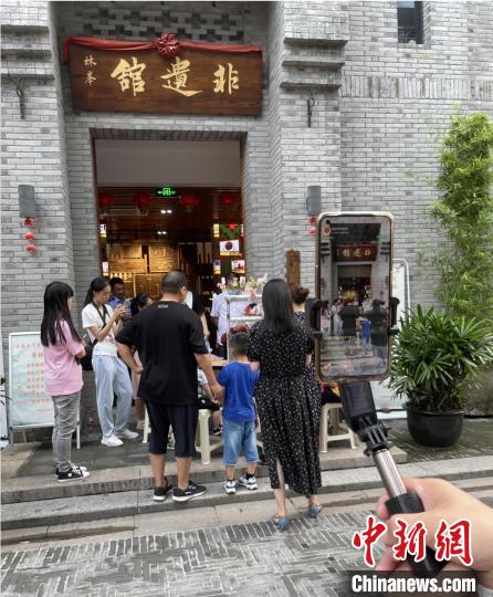 “吹糖人”现场 周凯雯供图 “吹糖人”现场 周凯雯供图