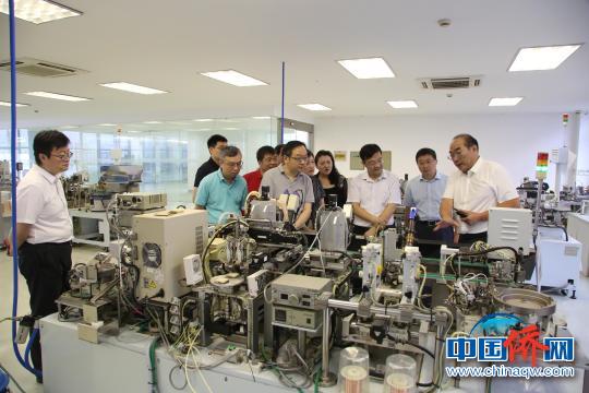 上海市侨联委员们参观了上海生物电子标识股份有限公司全自动精密生产车间。　上海市侨联 摄