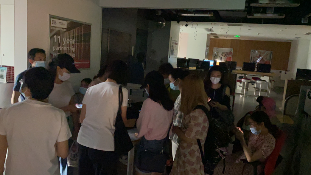 广州华尔街英语学员在门店门口统计学费信息。 图/受访者提供