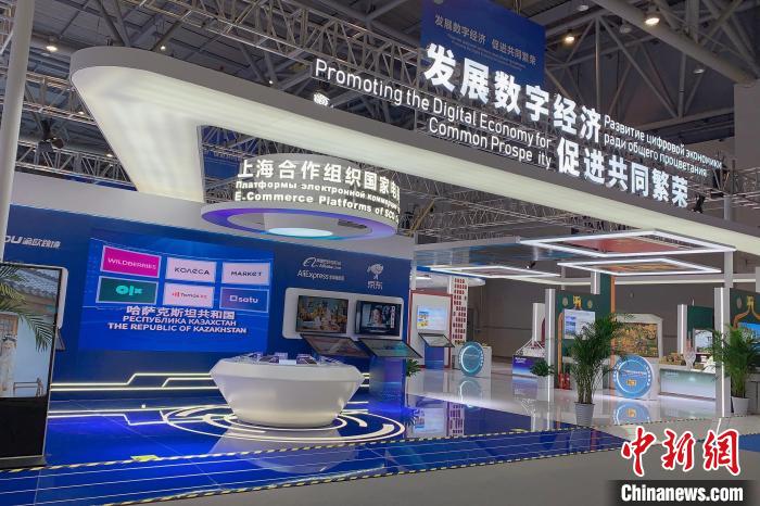 位于重庆国际博览中心的中国-上合组织数字经济合作展馆内,几百件展品22日集中亮相。 梁钦卿 摄 位于重庆国际博览中心的中国-上合组织数字经济合作展馆内,几百件展品22日集中亮相。 梁钦卿 摄