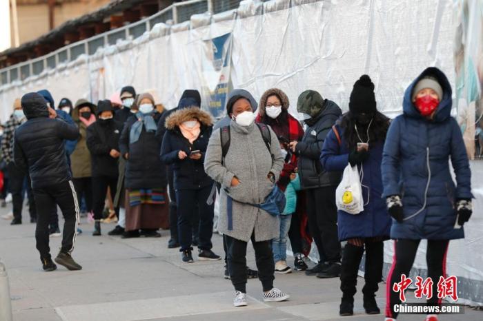 当地时间1月24日，美国纽约一处新冠检测点，市民排队检测。当日，美国约翰斯·霍普金斯大学发布的新冠疫情统计数据显示，美国累计确诊病例超过2500万例。 <a target='_blank'  data-cke-saved-href='http://www.chinanews.com/' href='http://www.chinanews.com/'>中新社</a>记者 廖攀 摄