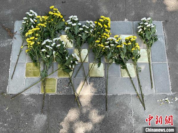 纪念石块上的鲜花。<a target='_blank'  data-cke-saved-href='http://www.chinanews.com/' href='http://www.chinanews.com/'>中新社</a>发 中国驻汉堡总领事馆 供图