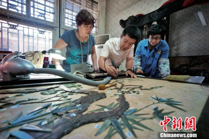 张铁城带领团队修复乾隆花园文物。张铁城供图 张铁城带领团队修复乾隆花园文物。张铁城供图