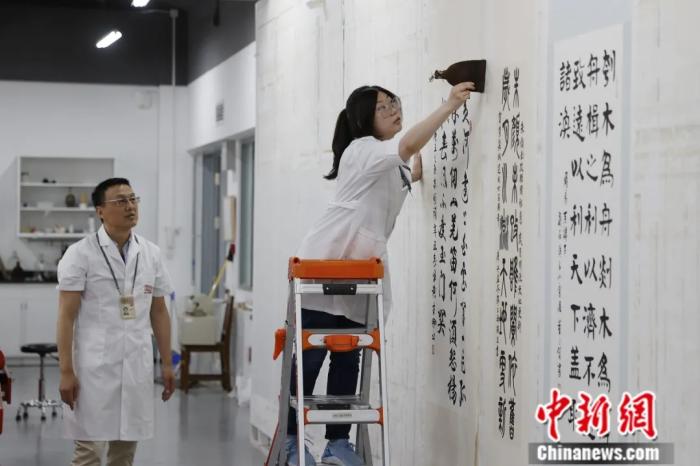 杨泽华(左)指导书画修复。盛佳鹏 摄 杨泽华(左)指导书画修复。盛佳鹏 摄