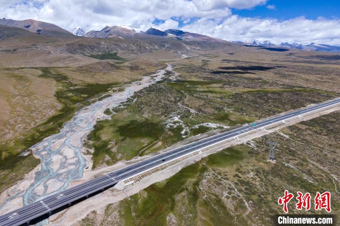 从青稞地到藏北草原 西藏那拉高速一路风光秀丽