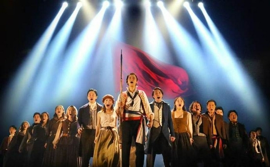 《悲惨世界》日本版音乐剧组25人确诊新冠 部分演出中止