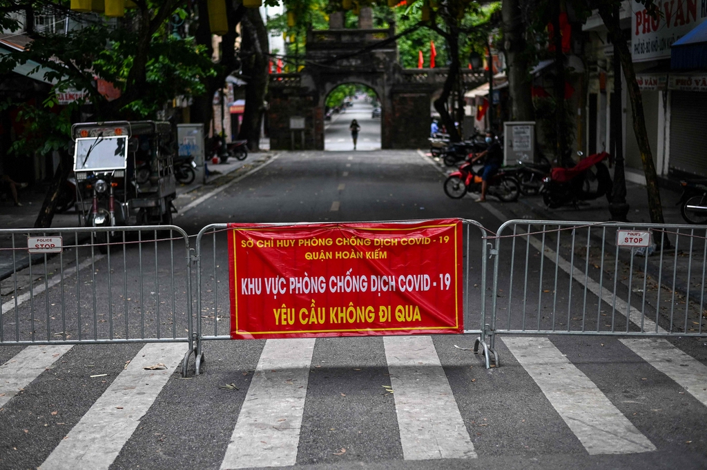 当地时间2021年8月30日，越南河内，政府为限制居民活动而设置临时路障，这是当局阻止新冠疫情传播的举措之一。 视觉中国 图
