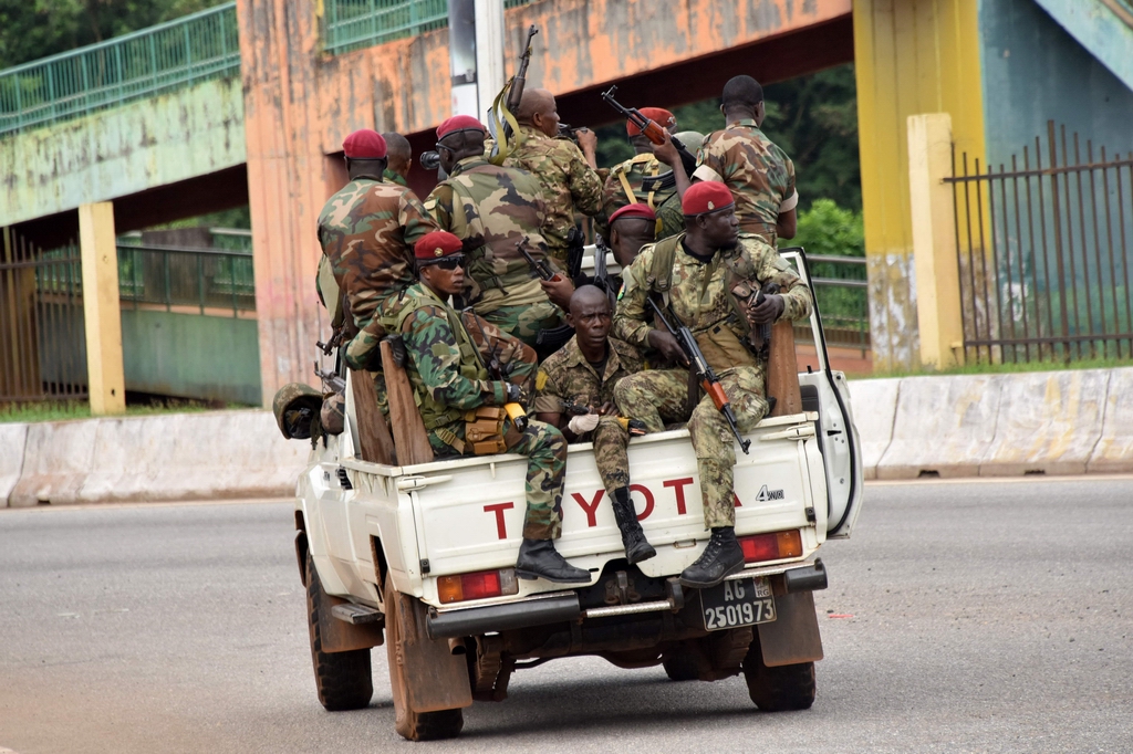 当地时间2021年9月5日，几内亚首都科纳克里市中心，大批军队在公路上。  人民视觉 图