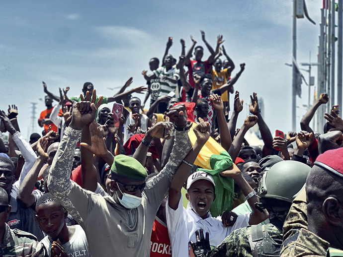 当地时间2021年9月6日，几内亚首都科纳克里，几内亚发生军事政变后，几内亚特种部队士兵与民众在街头庆祝。澎湃影像 图