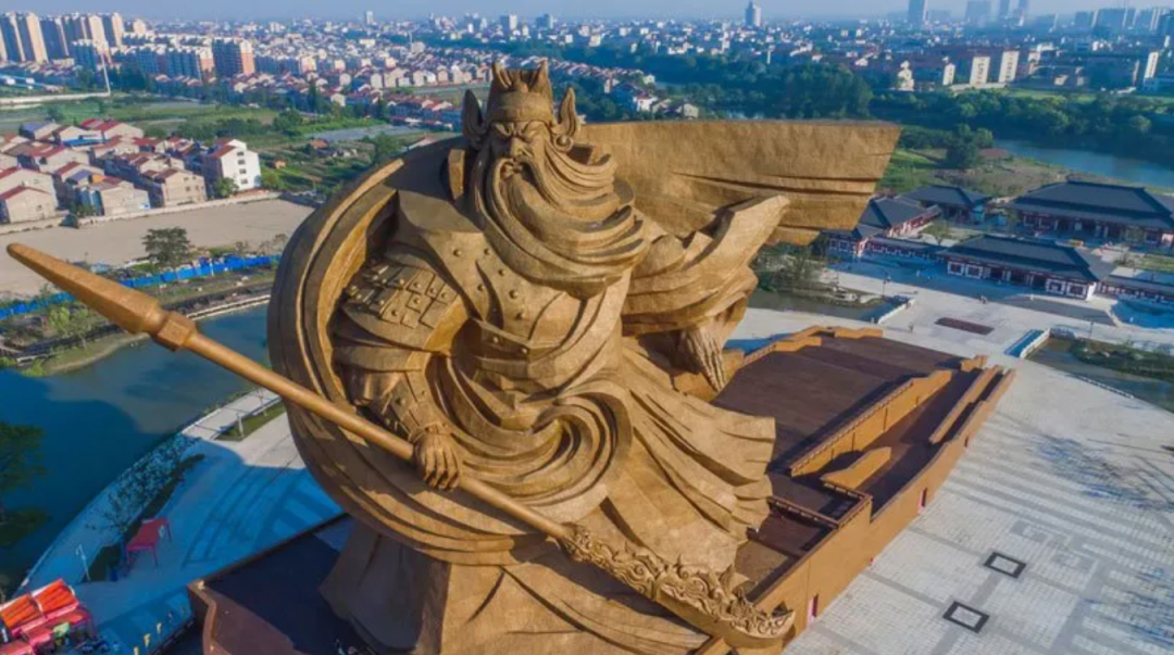 坐落于湖北省荆州市“关公义园”内的巨型关公雕像