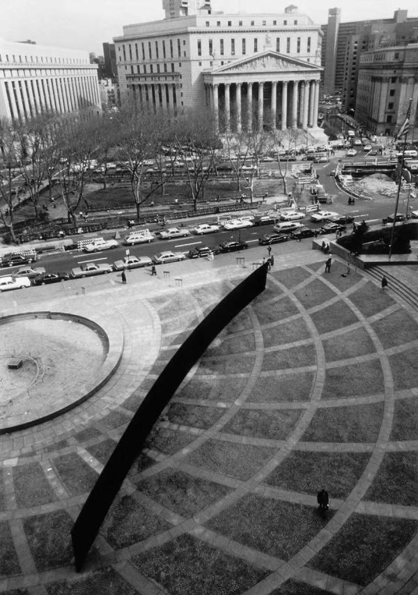 理查德·塞拉，倾斜之弧，1981，耐候钢，36.6m×3.66m×0.8m，纽约联邦广场，摄影：Anne Chauvet