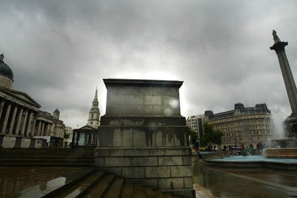 “第四基座”建造于1841年，原为威廉四世骑马雕像的基座，空置150年后，英国皇家学会于1998年发起委派公共艺术项目。
