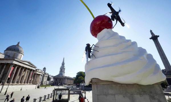 2020年8月，伦敦“第四基座”最新公共艺术作品《终结》在空旷的特拉法加广场揭幕。