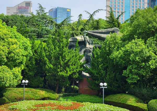 章永浩被树木遮盖的雕塑作品