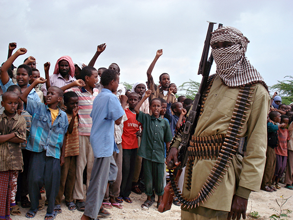 一名“索马里青年党”成员（右）