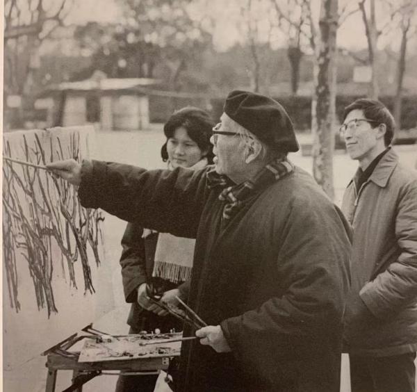 1977年，陈钧德夫妇与刘海粟在复兴公园写生。