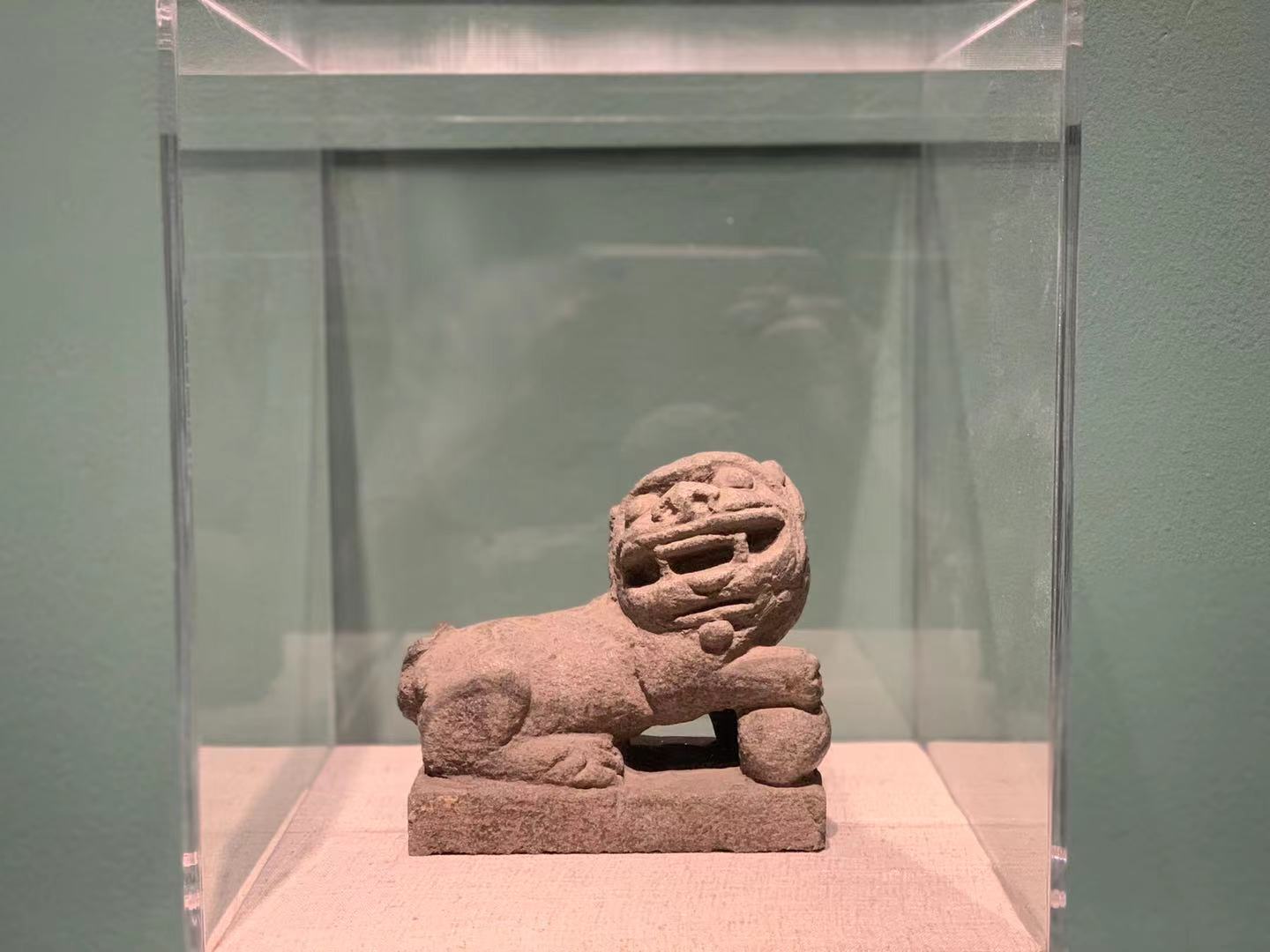 展览中，陈钧德收藏的石雕